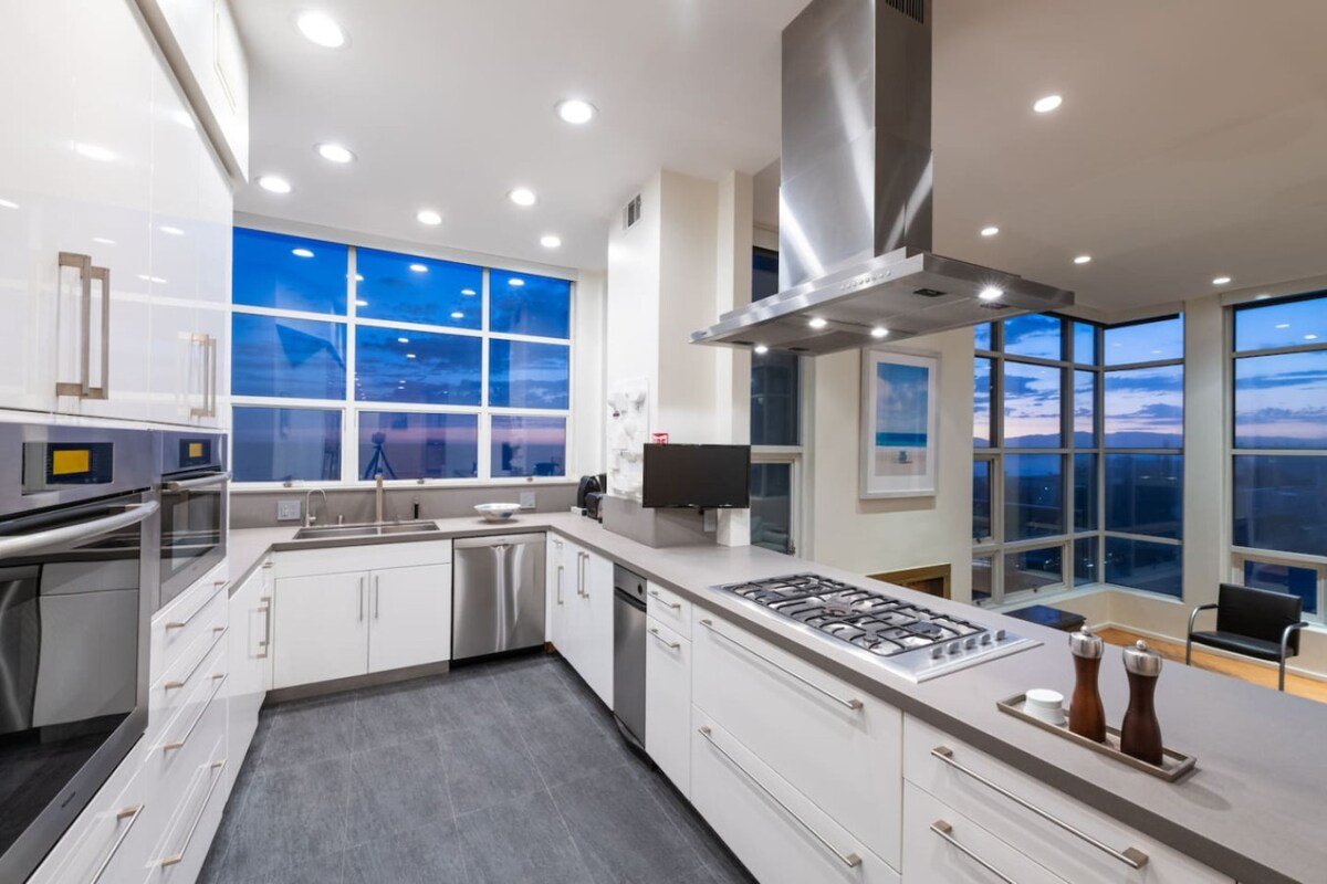 Stunning Panoramic Ocean Views Penthouse Hot Tub gallery image 5