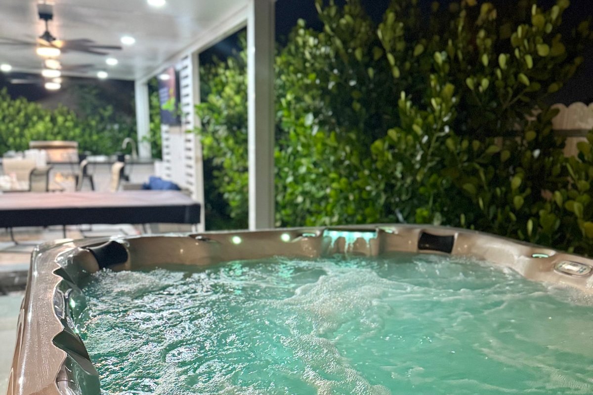 Luxe Oasis, Heated Salt pool, Hot Tub + Sauna gallery image 3