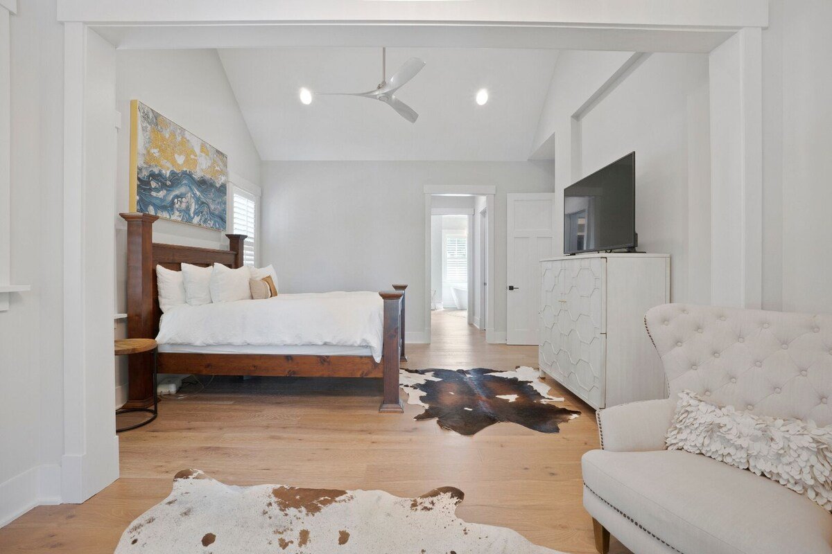 Southern Belle by SoCharm | Lakefront Charm w/Pool gallery image 5