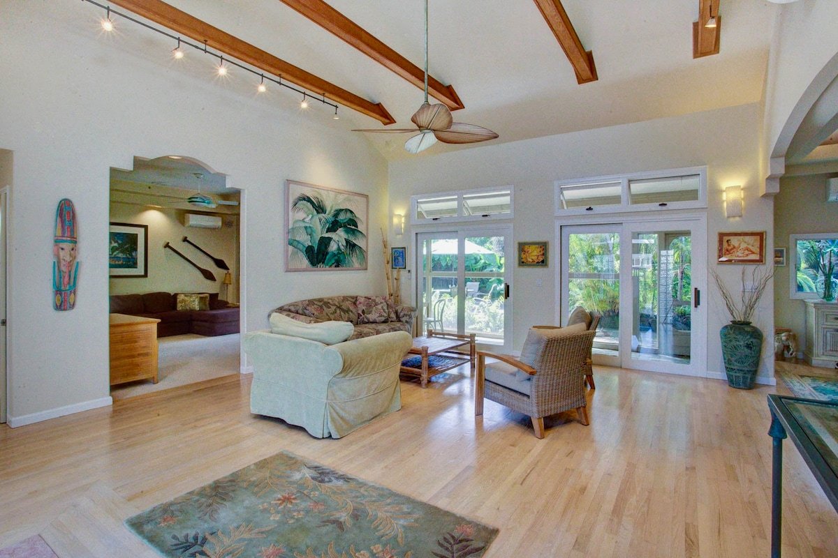 Large spacious home with A/C! Walk to Beach/Pool gallery image 2