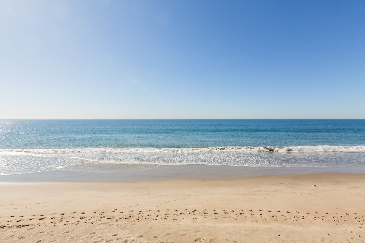 Ultra Premium High Tech Oceanfront Home gallery image 4