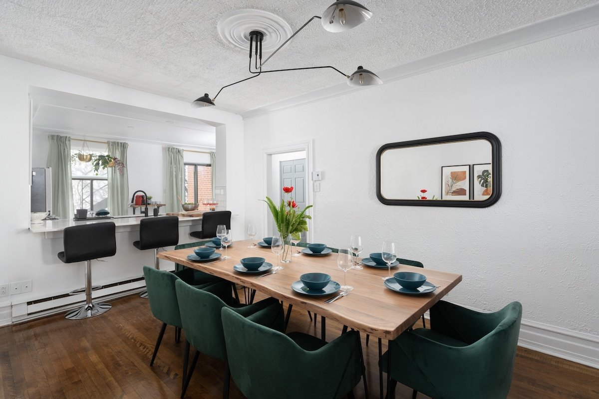 Unique ,Old, Montreal & Patio 10 Guests gallery image 3