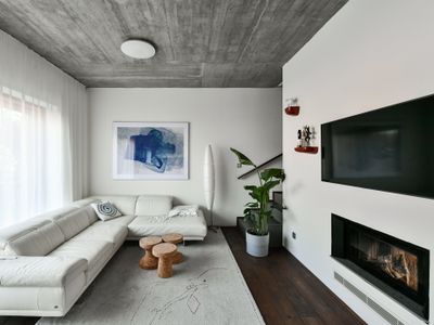 A Modern House with Garden close to Metro station