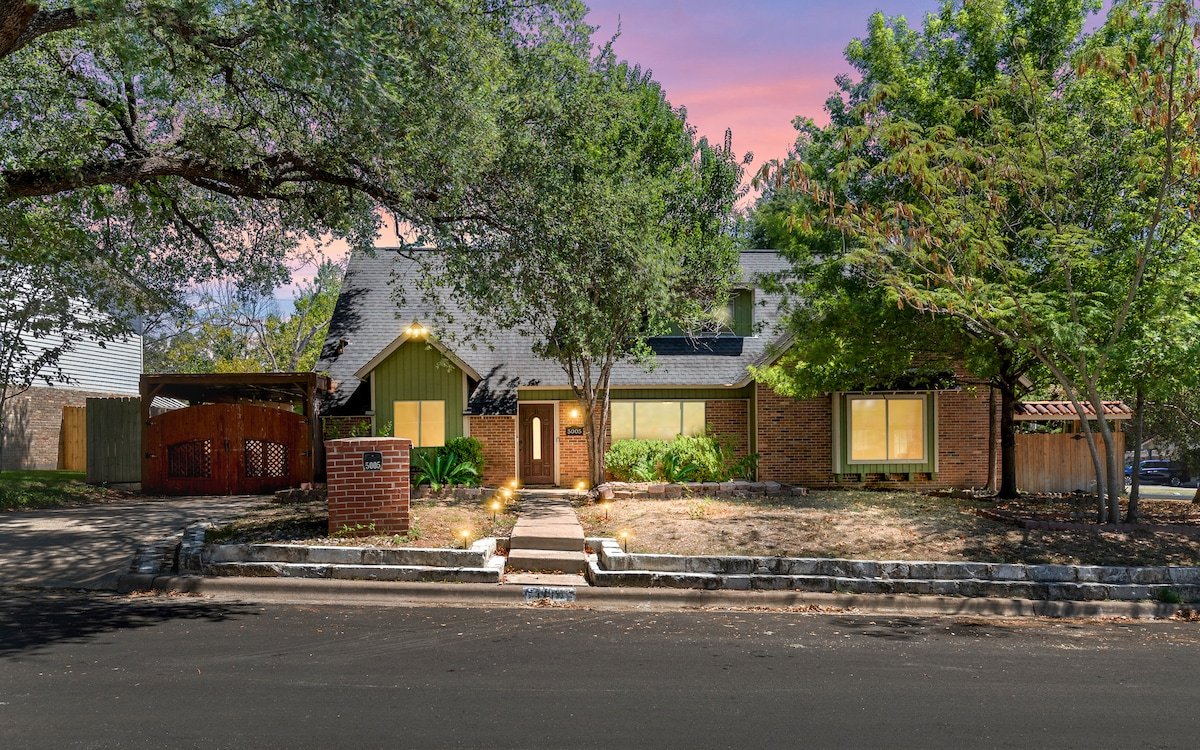 Sleeps 20+ Hot Tub-King Beds-Gym-BBQ-Fire Pit-TVs gallery image 3