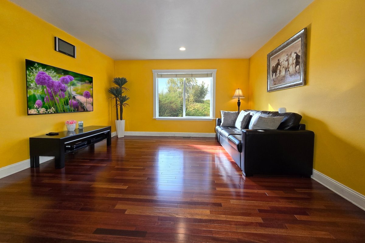 Comfort and Luxury Tropical Villa with EV Charger. gallery image 4