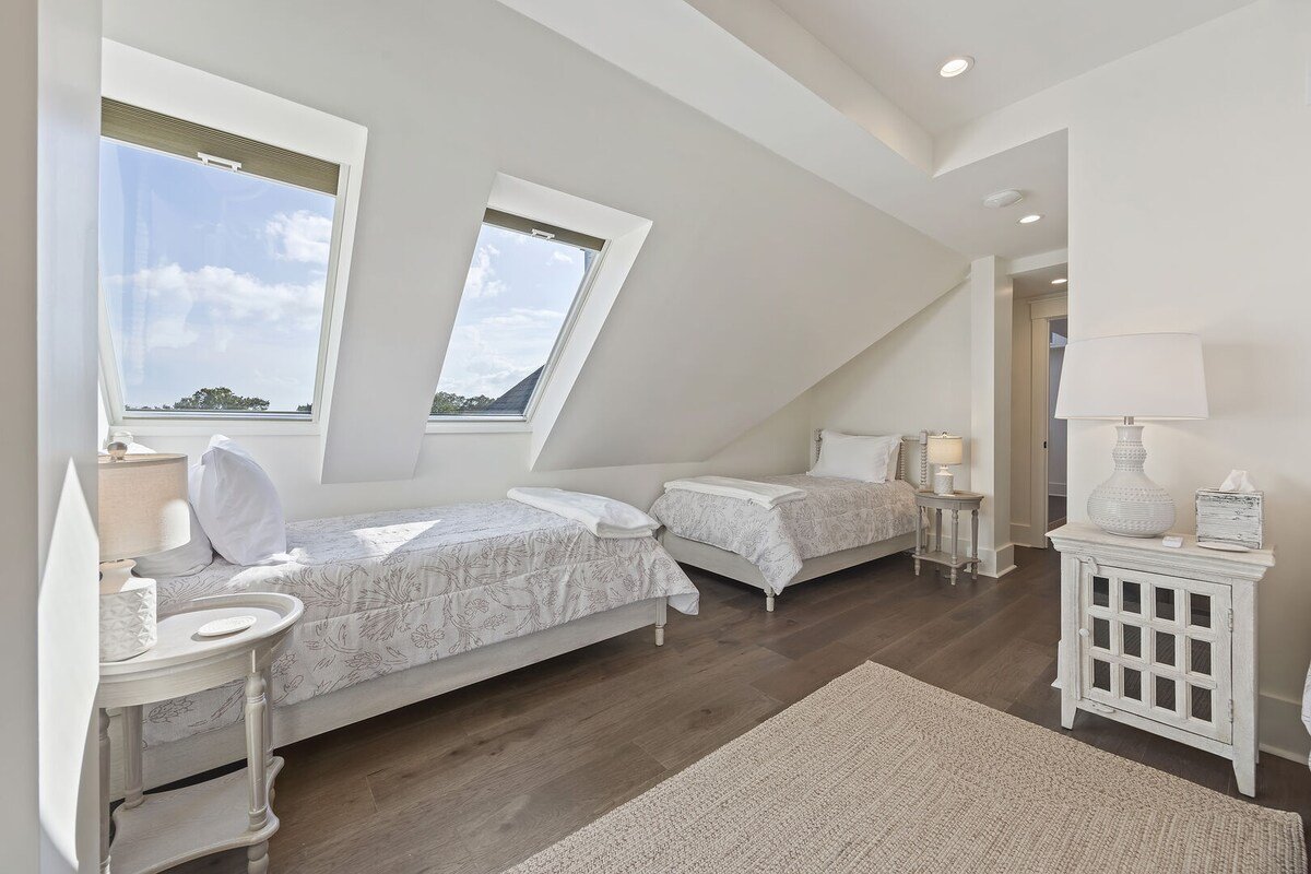 Incredible remodel! Gorgeous w/ panoramic balcony gallery image 4