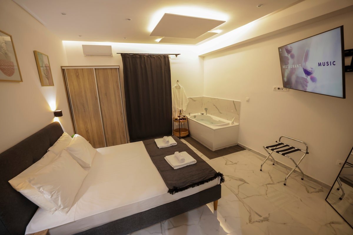 Apollo 2 bd jacuzzi suite gallery image 2