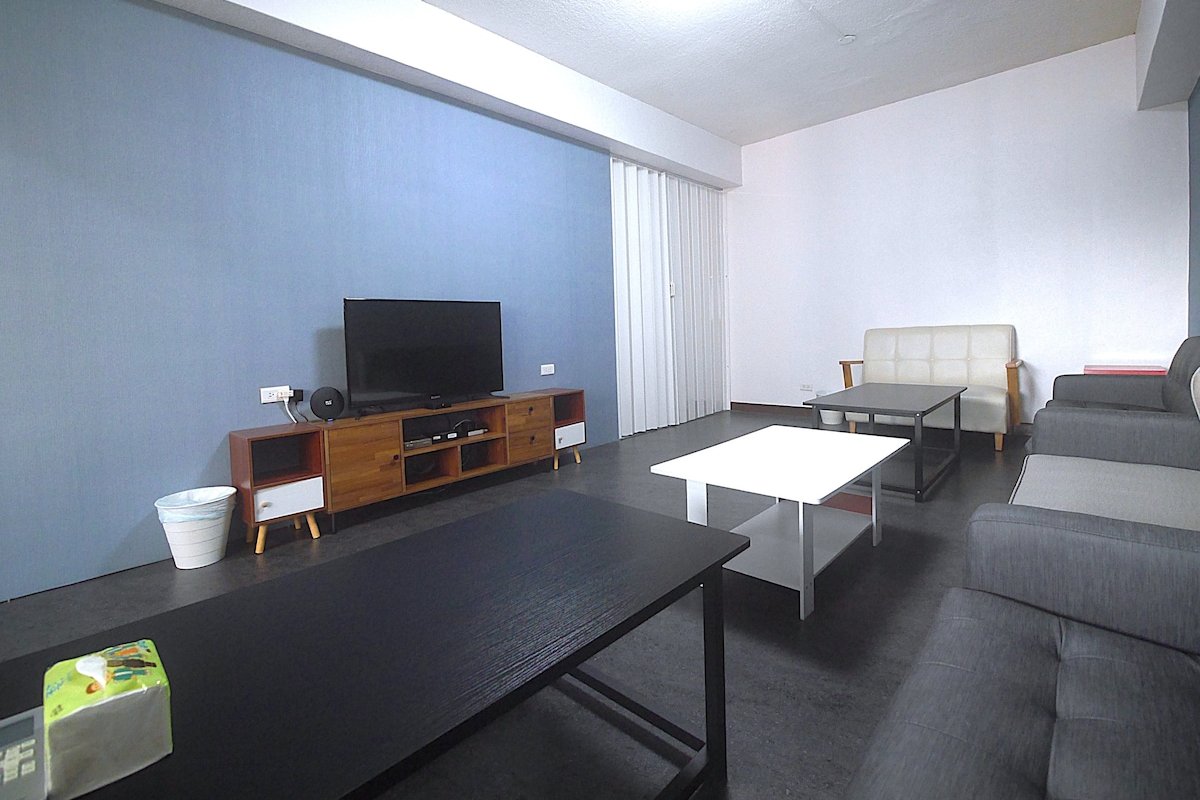 台北西門町 ~ 藍色天空 ~ (電梯/獨立門戶~10人以上入住，需加收費用~禁菸)! gallery image 5