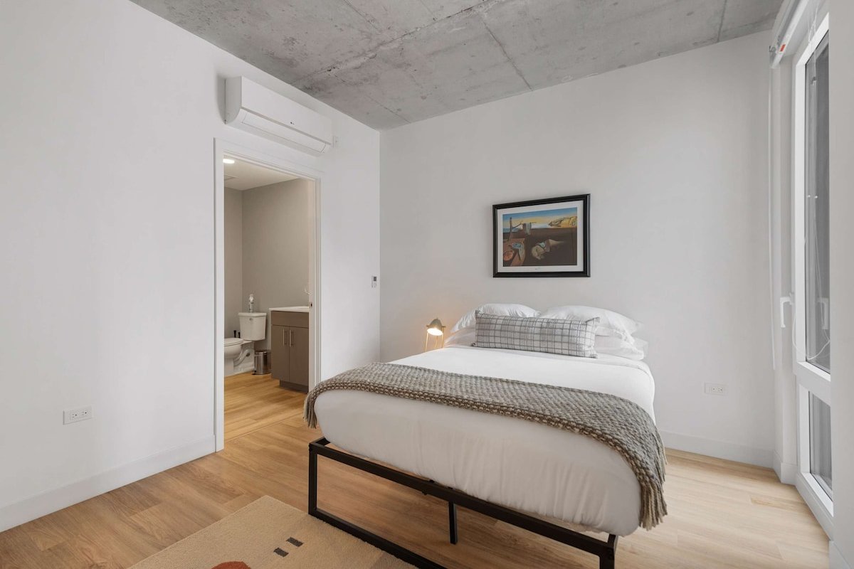 Lincoln Park 4BR, Easy Group Trip, Sleeps 8 gallery image 3