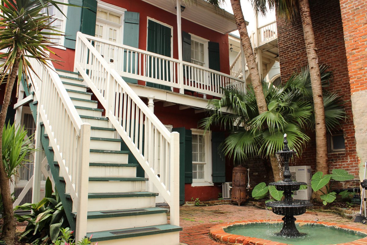 Burgundy Cottages in FQ with 18 rooms & 21 beds