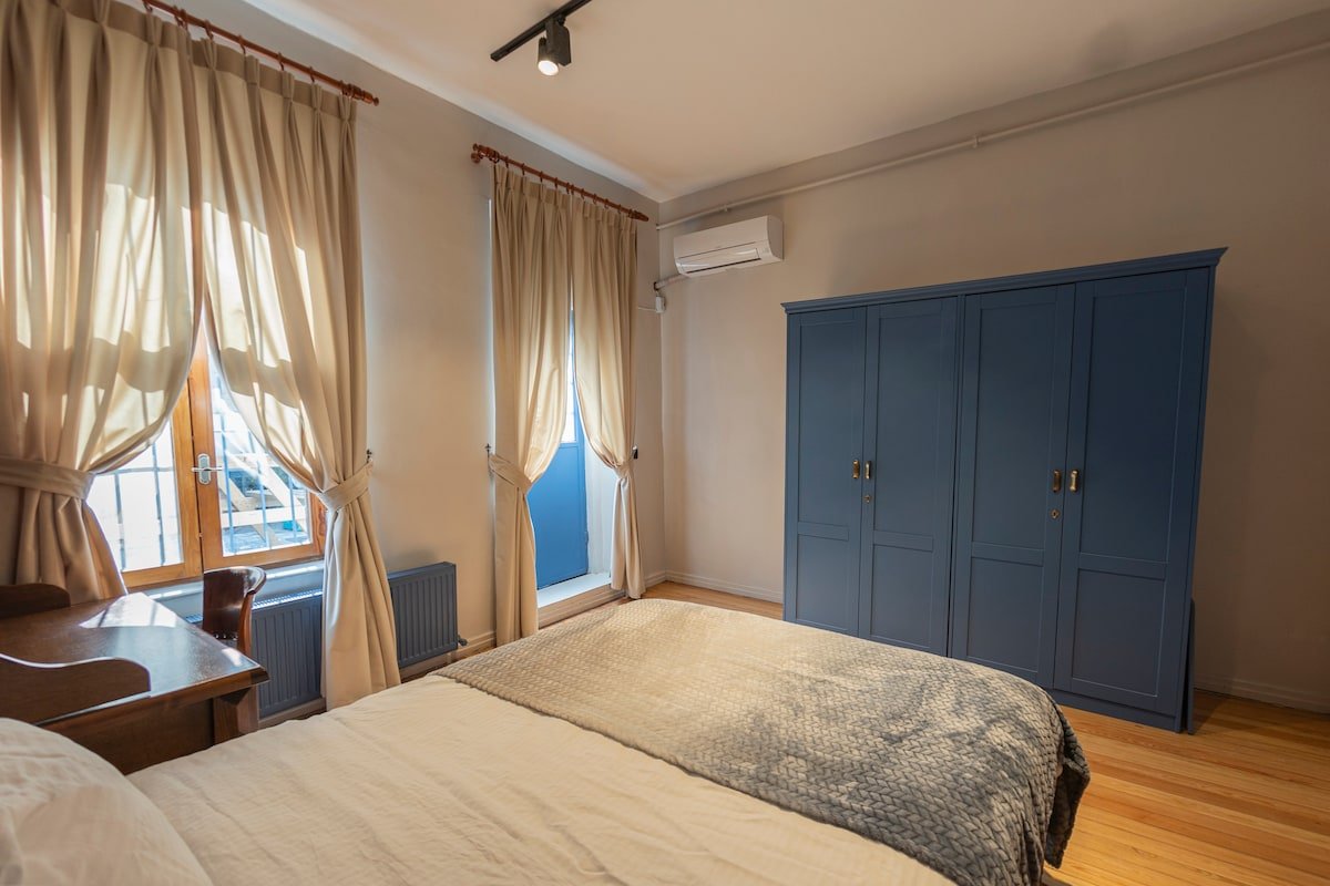 Galata Duplex House With Terrace For Large Groups gallery image 4