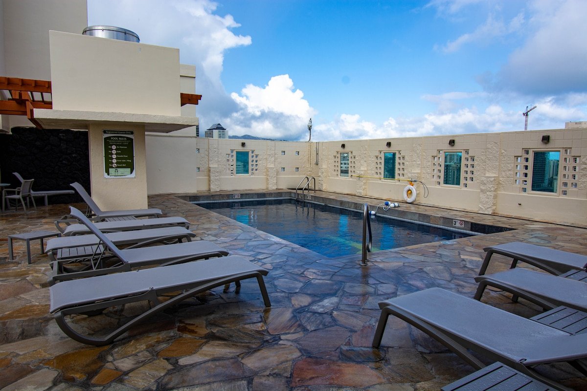 2BR: 5 mins to Waikiki Beach, Pool, Hot Tub, Sauna gallery image 2