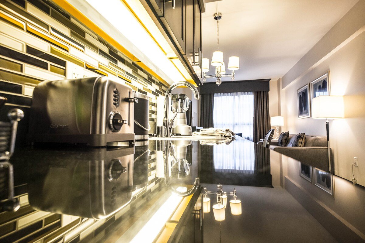 SPACIOUS 2 Bedroom Presidential Suite! gallery image 5