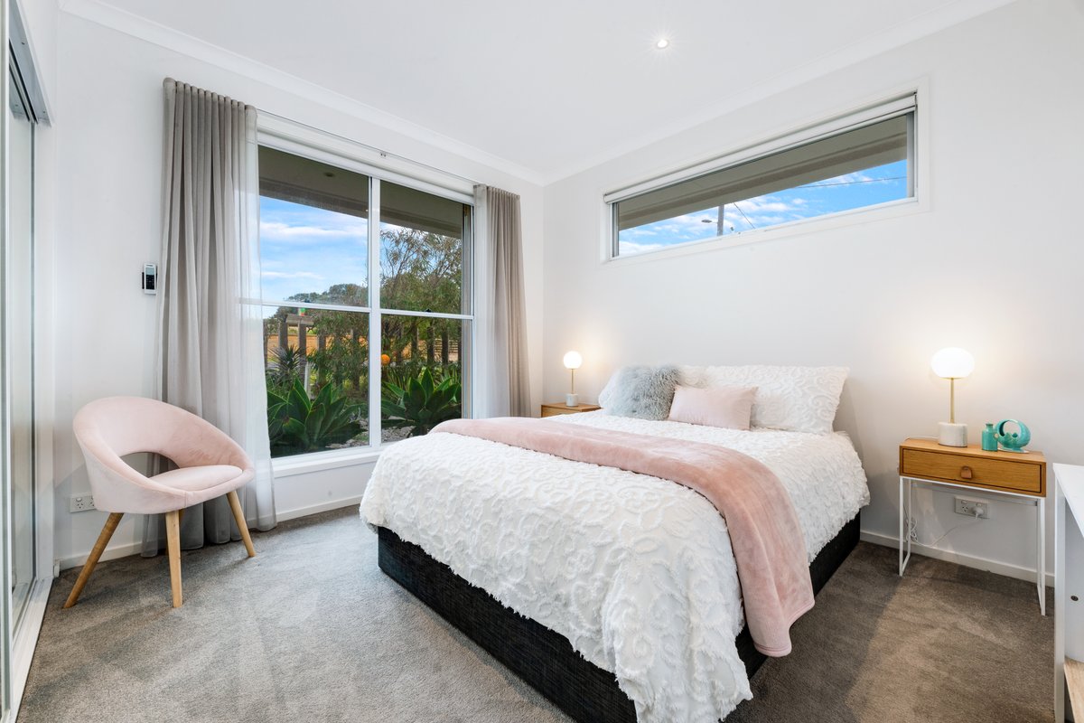 Luxury at the lookout – beach across the road!