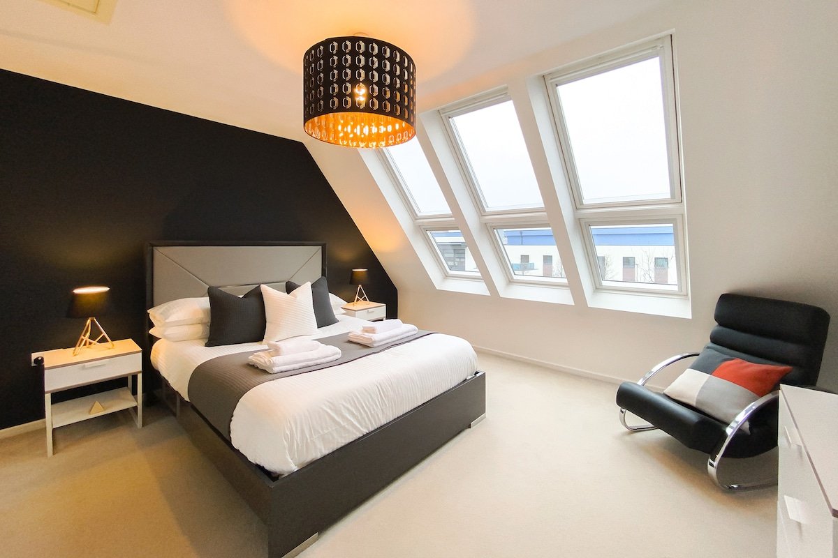 Stylish 4 Bed Family Home, Close to City, Parking gallery image 2