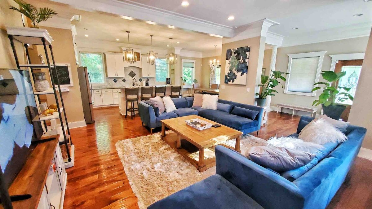 Luxury Retreat-1.5 Miles to Broadway-Sleeps 12+ gallery image 2