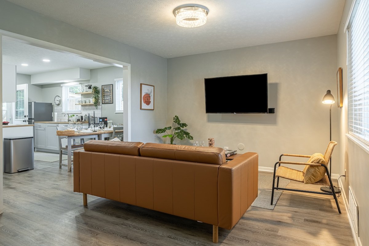 Columbus Private Home: BBQ Deck, Game & Movie Room gallery image 4