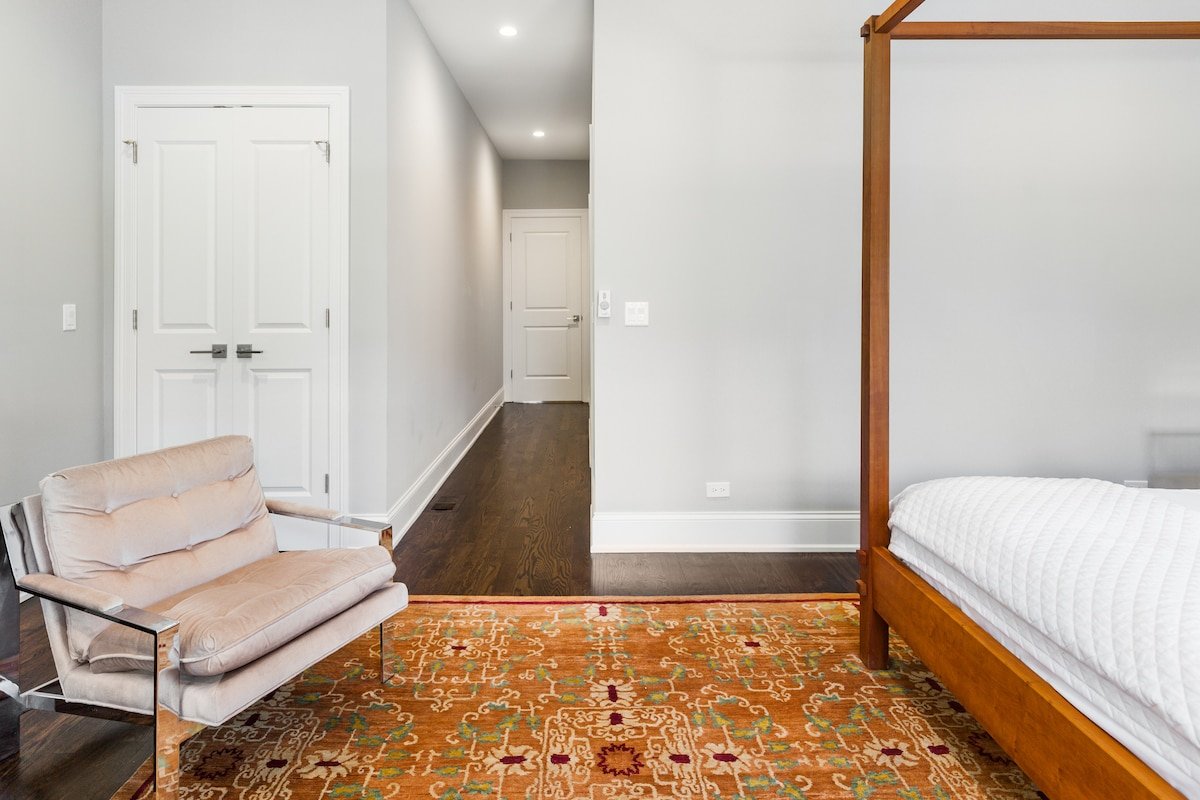 Spacious Five Bedroom Home in Trendy Chicago Neighborhood gallery image 4