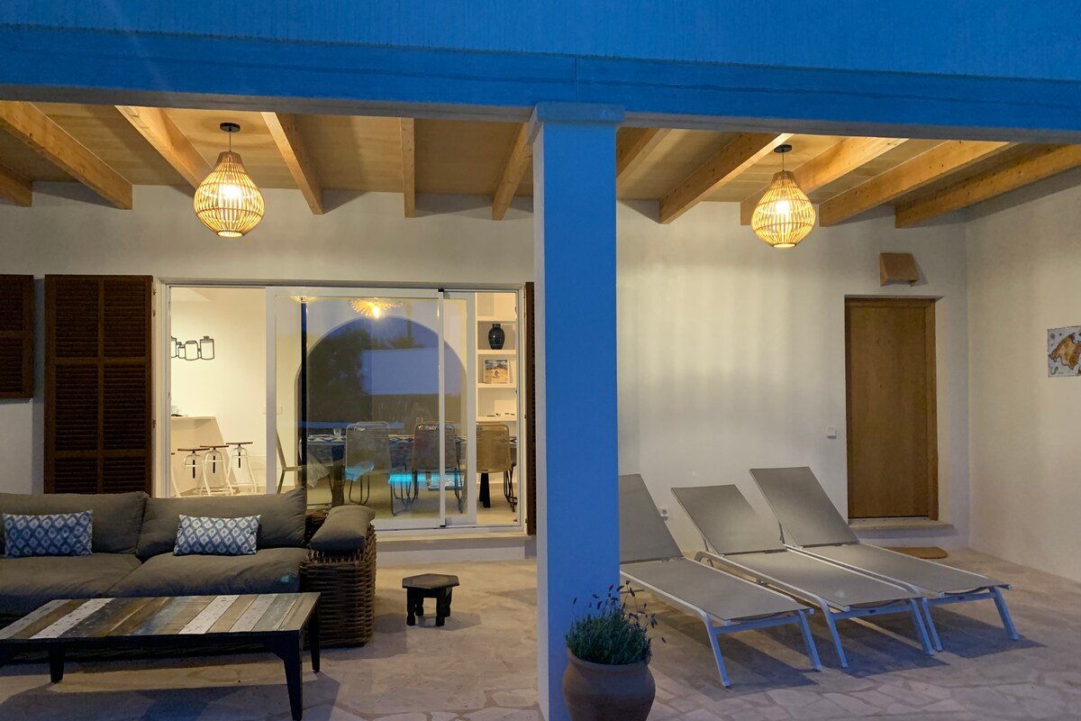 Charming villa with sea views-Cala Egos gallery image 4