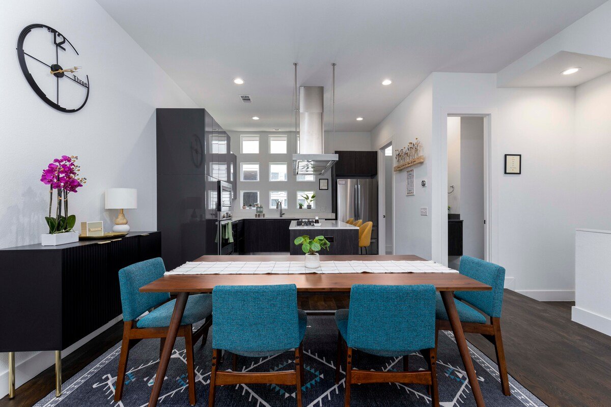 30% off MTR stays ~ Roof Deck*BBQ*Downtown Views! gallery image 5