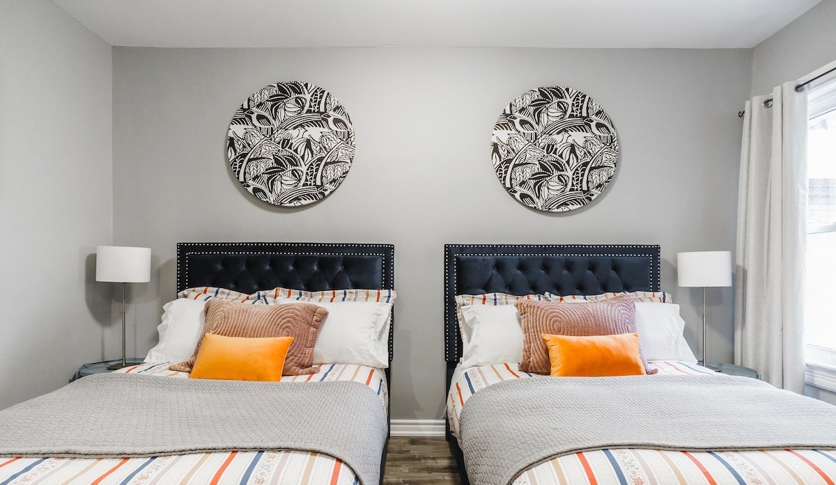 2 Parking Exhibition CN MTCC Rogers/YTZ airport gallery image 5