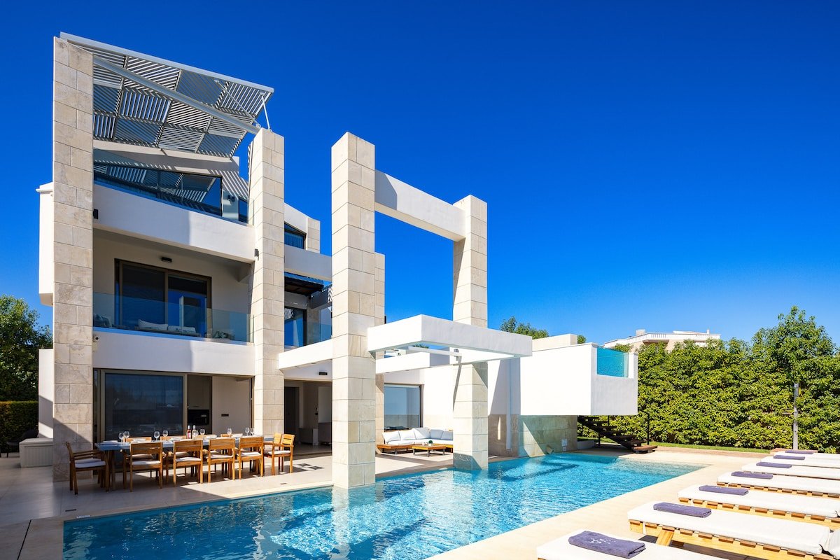 Two private pools, walking distance to the beach! gallery image 2