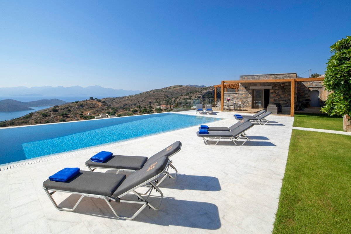 Mountain and Private Beach VILLA EAGLE 2-10 pers.