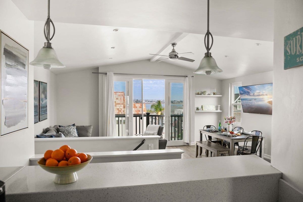 4 Bed Walk St-Mission Bay-Steps From Boardwalk! gallery image 2