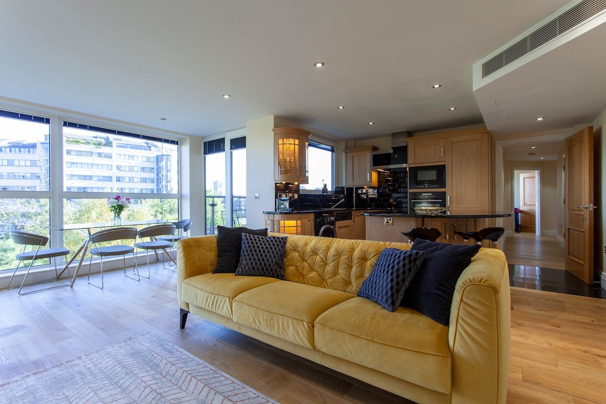 Luxury apartment by River Thames & Chelsea Harbour gallery image 2