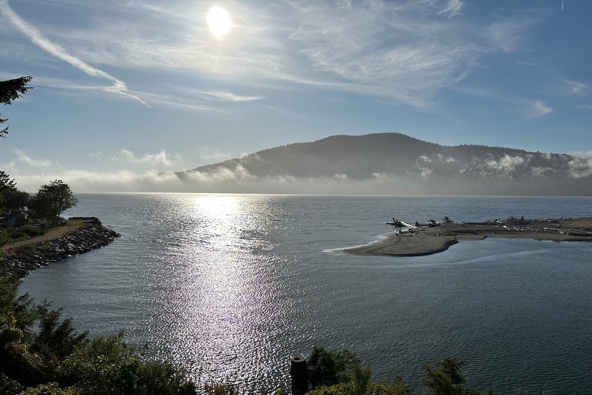 Hot tub + Sauna+ Panoramic Ocean View! THE POINT gallery image 5