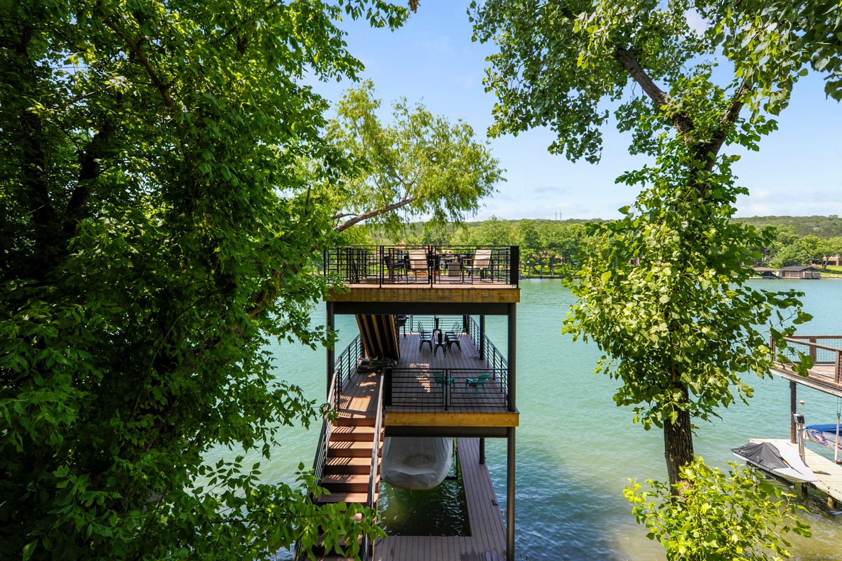 Austin Luxury: Waterfront Living & City Access