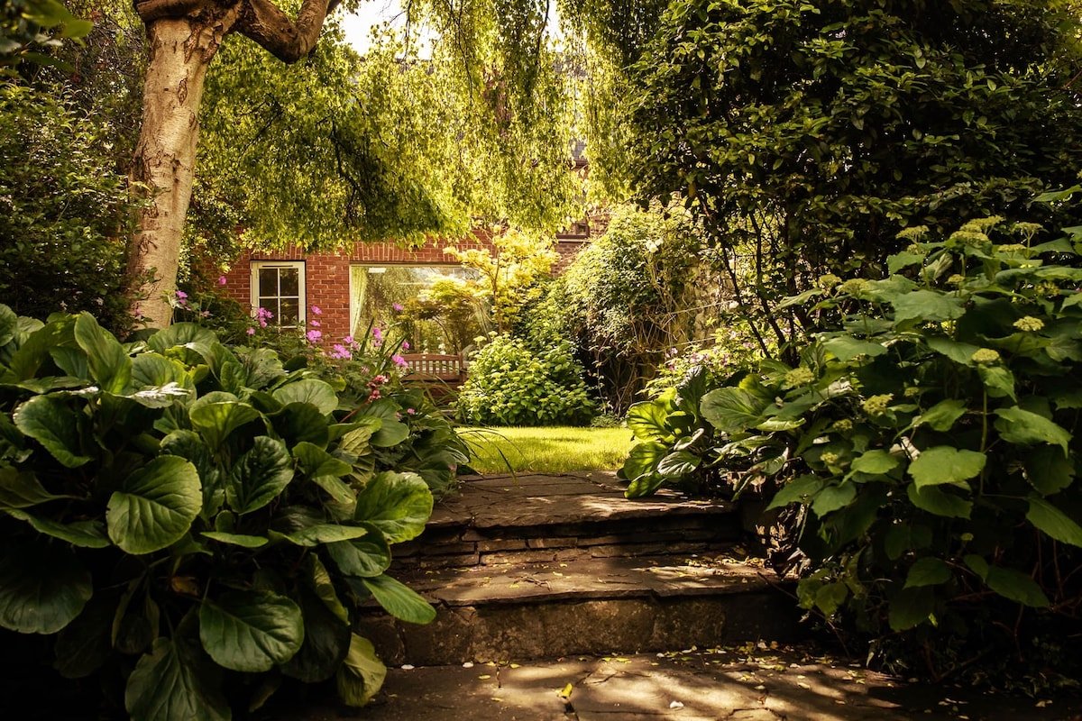 Dublin Centre Townhouse With Private Large Garden gallery image 2