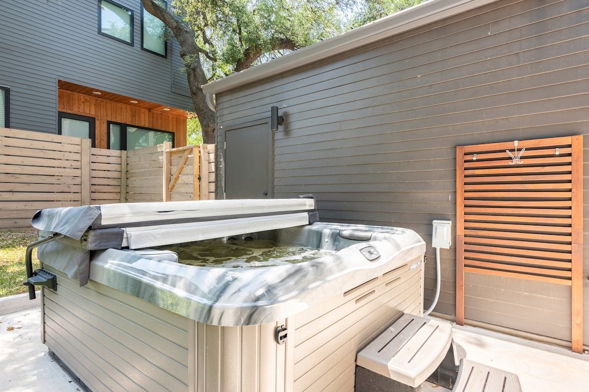 Chic and Boutique – Central Austin Estate gallery image 5