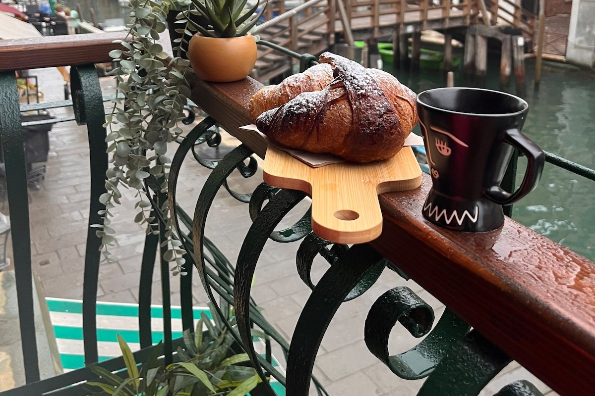 Stunning & super stylish canal-side 5*apartment! gallery image 2