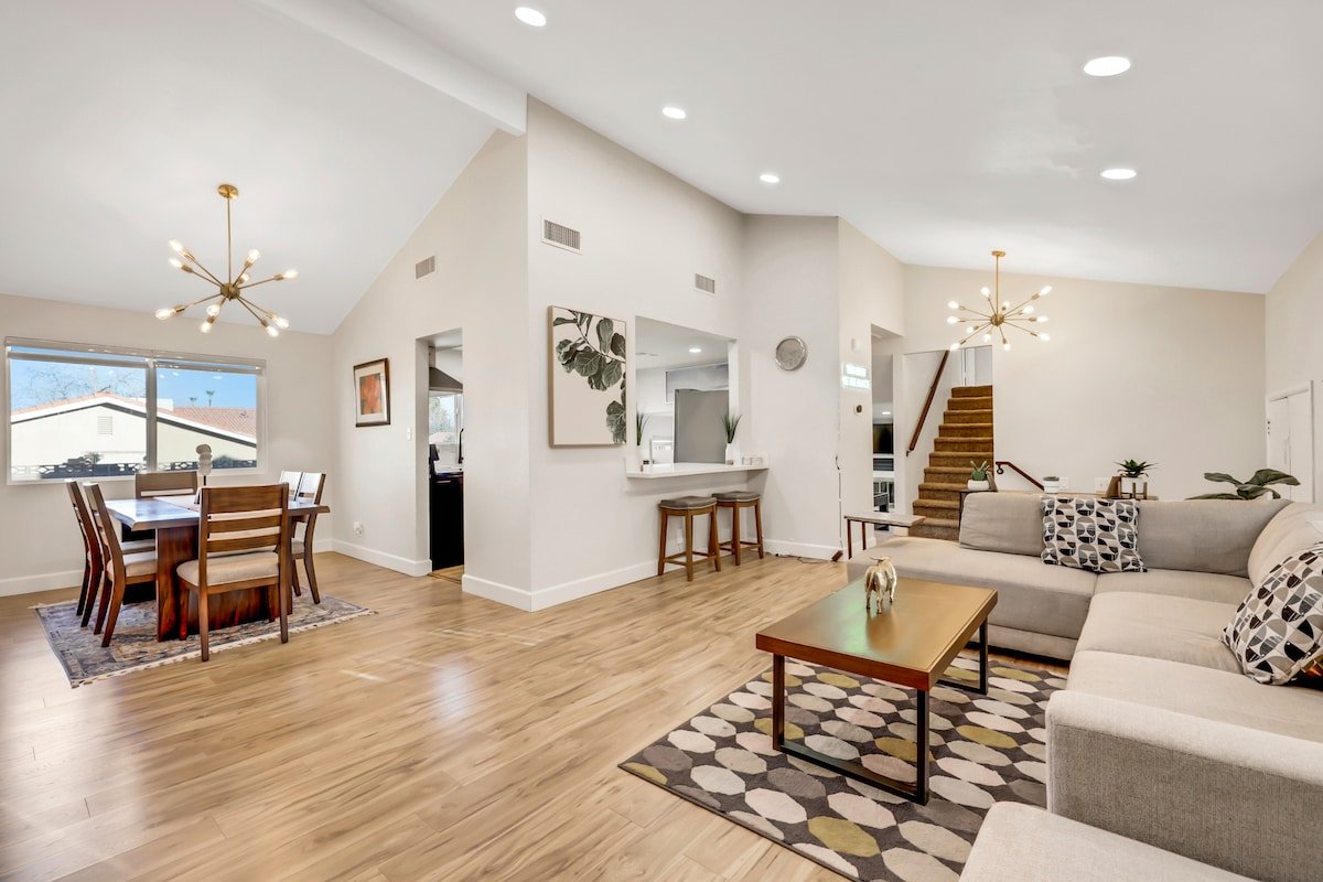 MidCentury Modern Home w/ Pool | 10 Min to Strip! gallery image 4