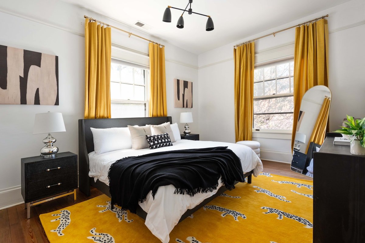 Royally Yours – Stylish Escape in Atlanta! gallery image 2