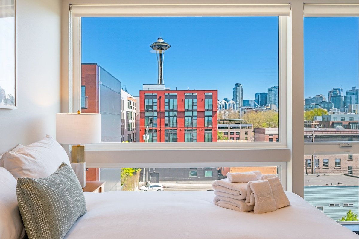 2BR Apt Panoramic Seattle Views | Private Balcony gallery image 4