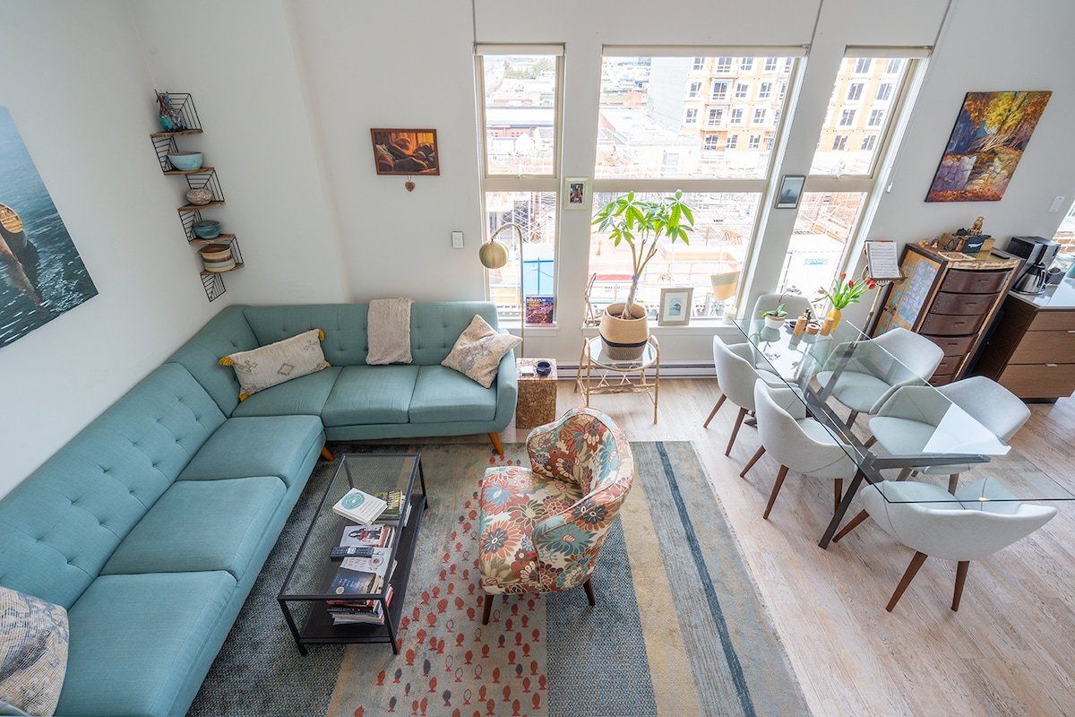 Luxurious, Light-Filled Loft in Historic Old Town gallery image 2