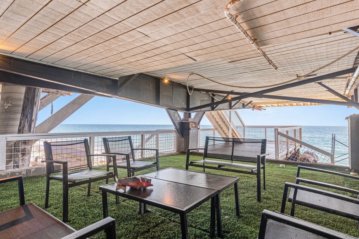 Oceanfront Home on Big Rock Beach + Sweeping Views gallery image 4