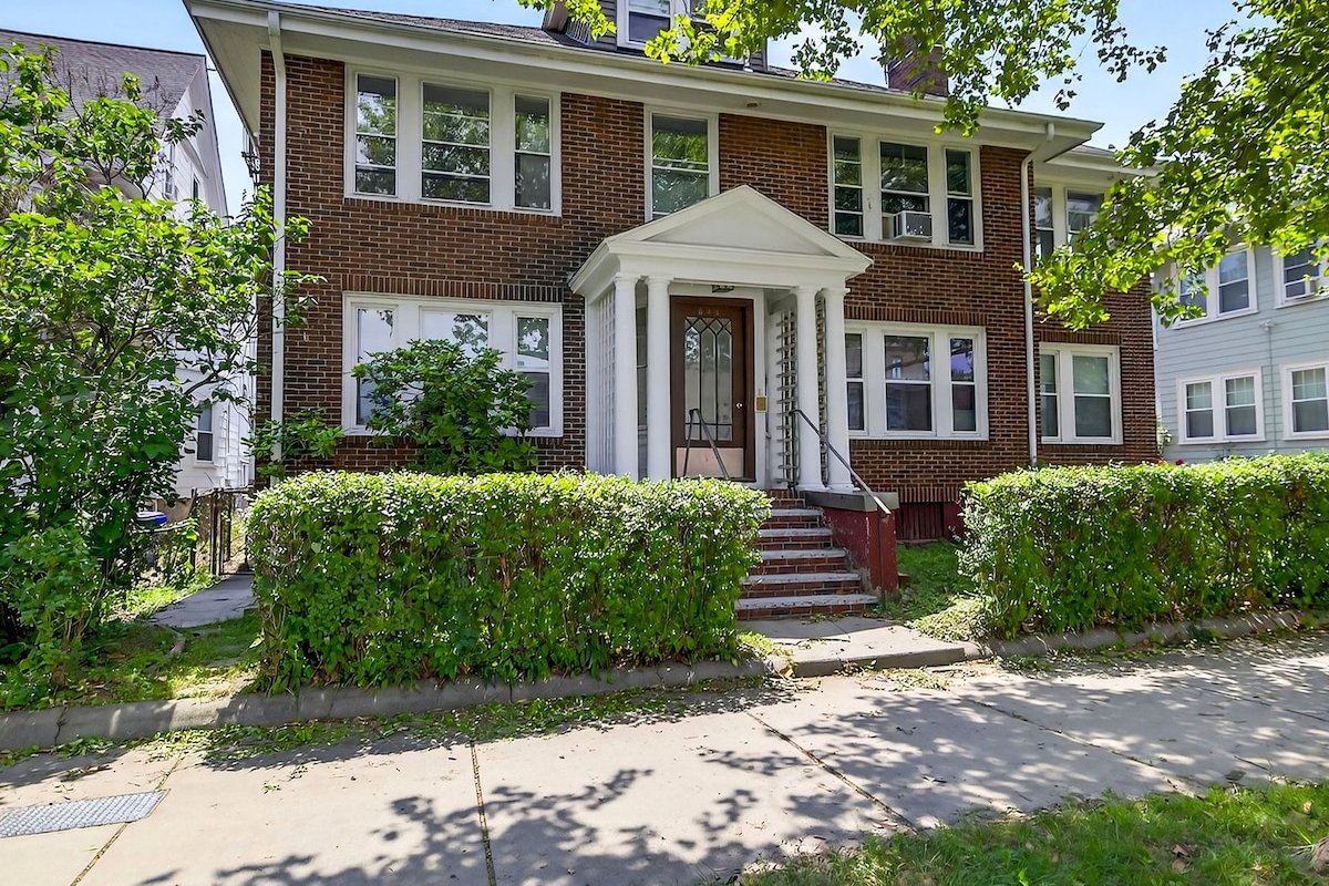 Vintage 5BR apt | ROKU HDTV gallery image 3