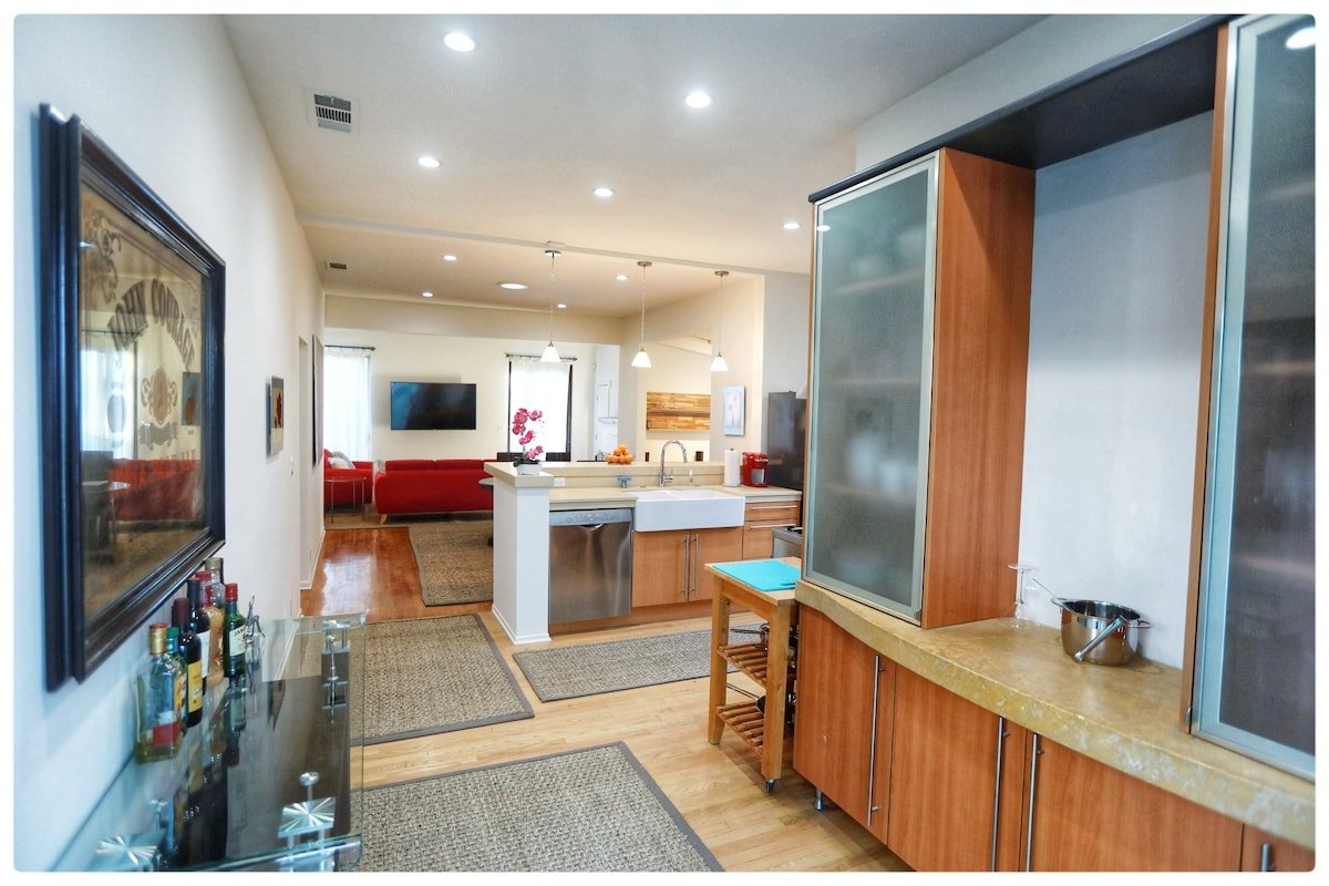 Modern House with Pool (steps to Beverly Hills) gallery image 2