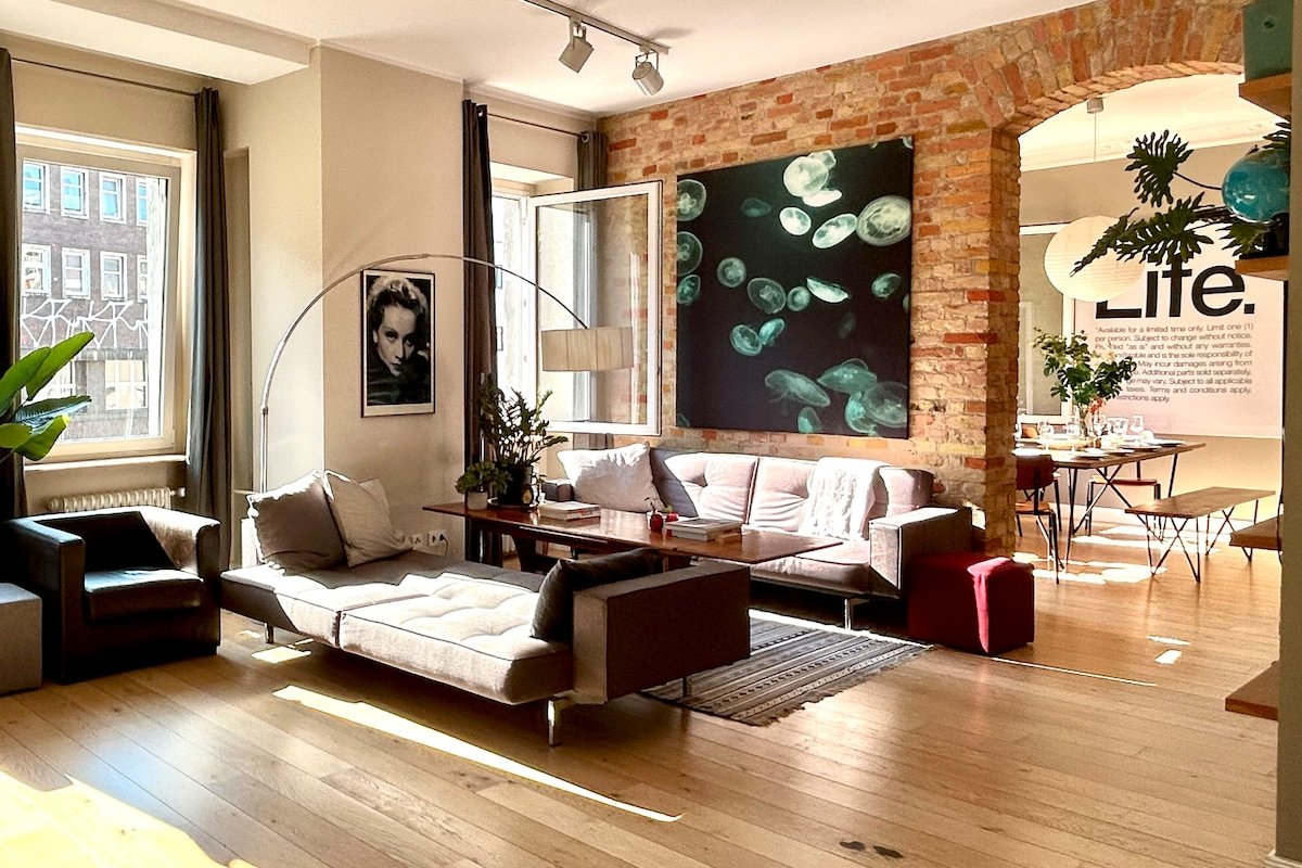 “BIG + Beautiful” – central 5 BR / 3Bath + balcony gallery image 2