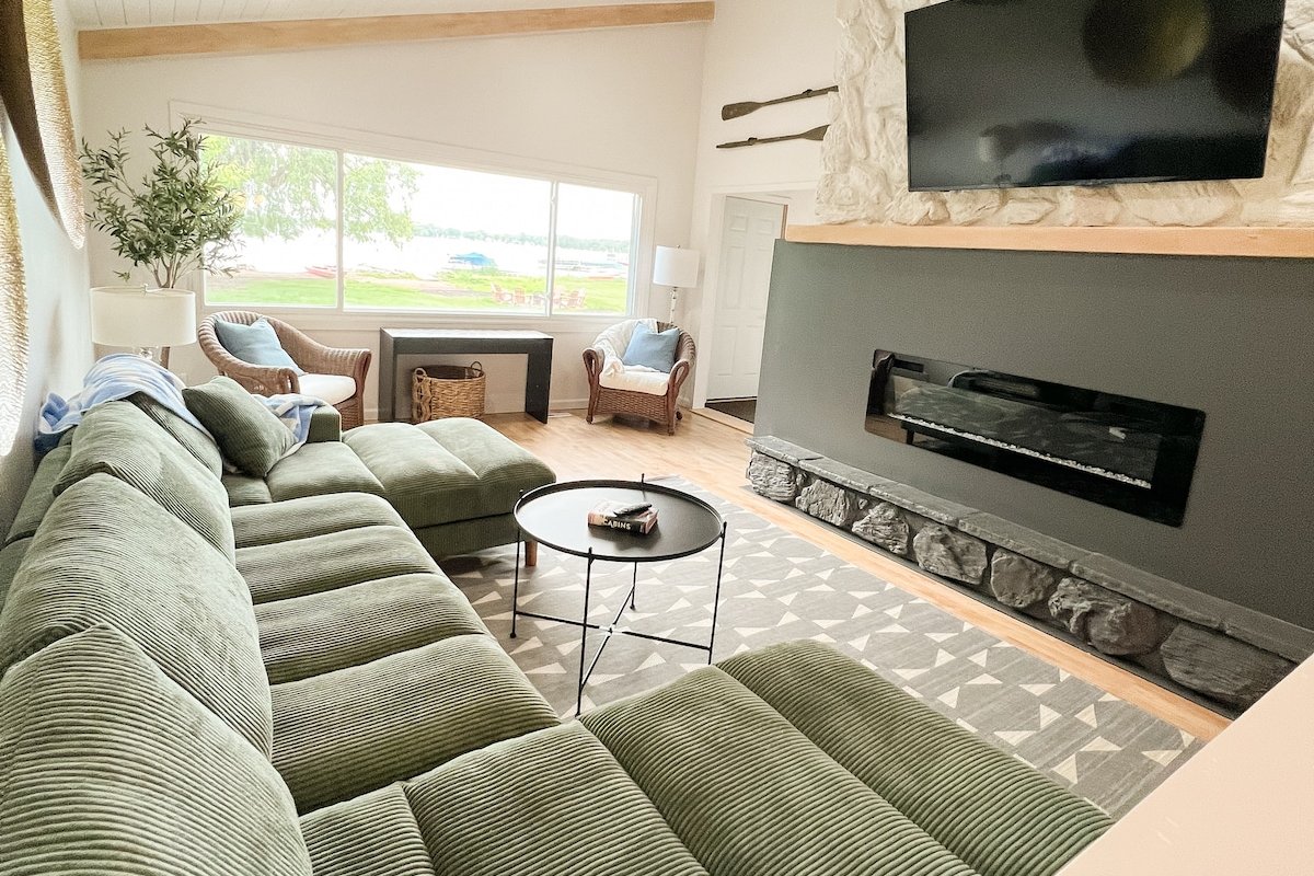 Modern Lake Front/Sauna /Dog Friendly/ Fenced area gallery image 4