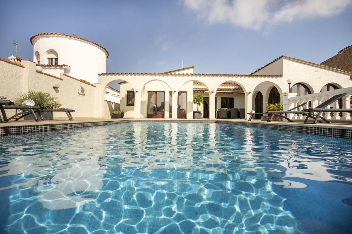 Fantastic villa on the canal with 5 bedrooms, swim