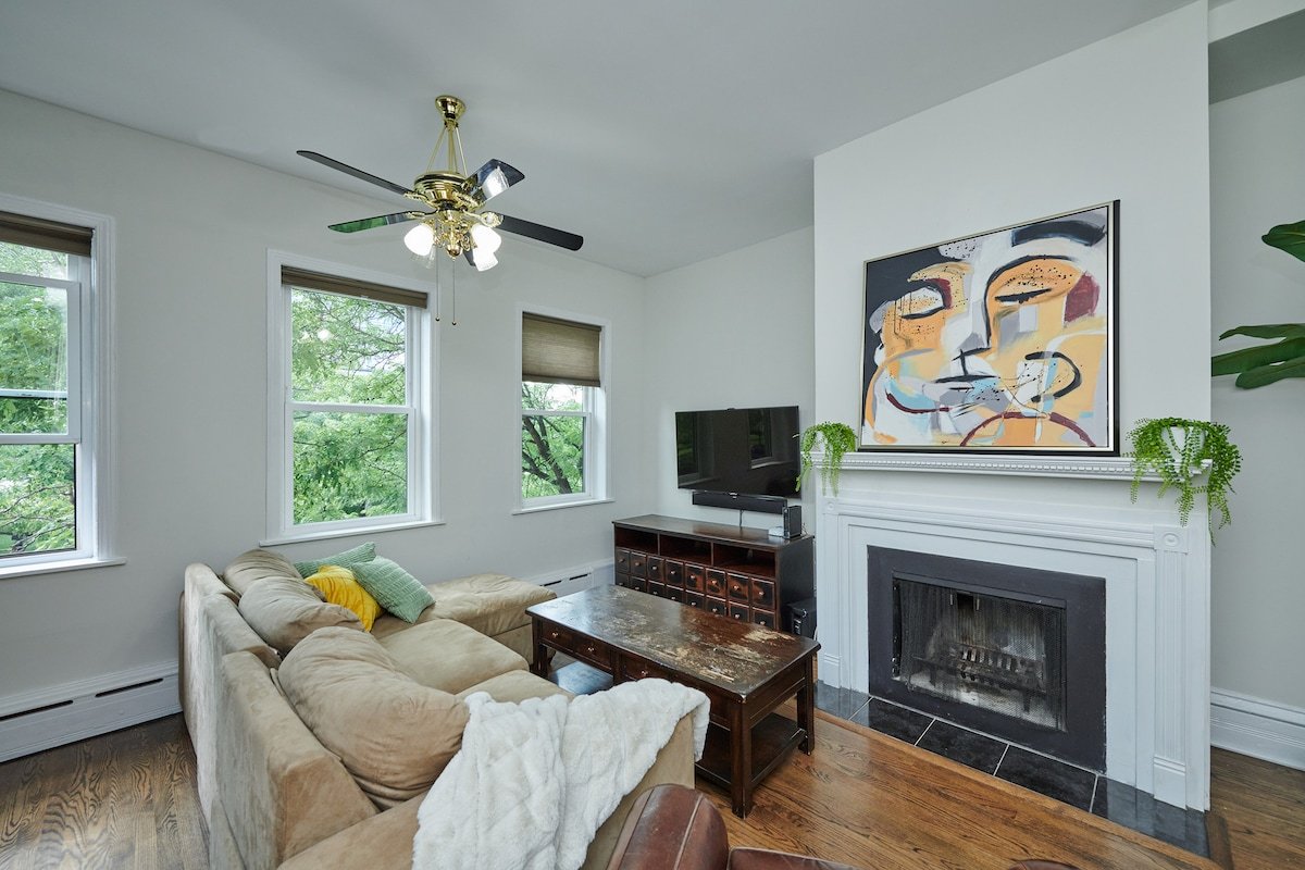 Private Downtown Retreat with Rooftop Oasis gallery image 3