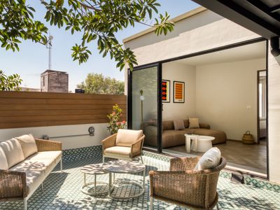 PH 3BR w/rooftop, gym, Juarez design area