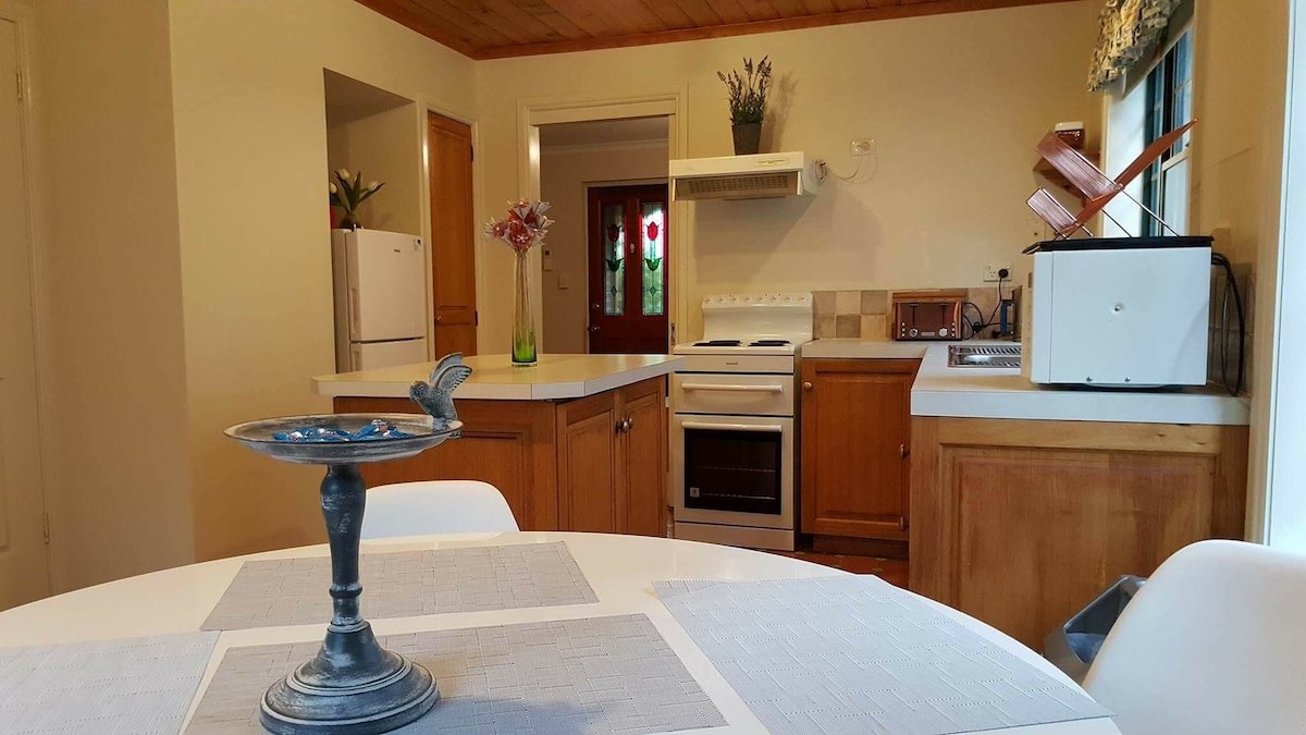 City townhouse, free parking, walk to city gallery image 5