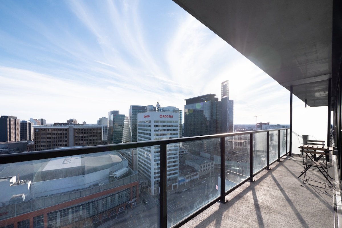 Elegant Downtown 2BR High-Rise gallery image 3