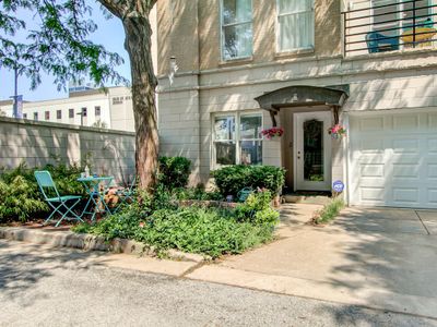 Chic Townhouse: 2BR, Rooftop, Free Parking, Secure
