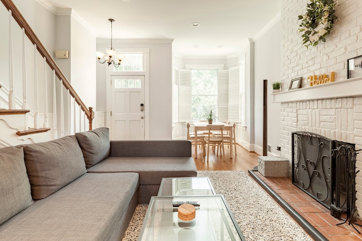 Luxury CapHill Townhouse-Free Parking-Central Loc gallery image 2